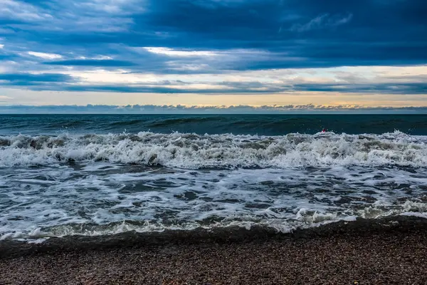 Fırtınalı gökyüzü ve deniz