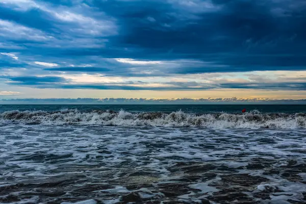 Karadeniz sahilinde deniz dalgaları.