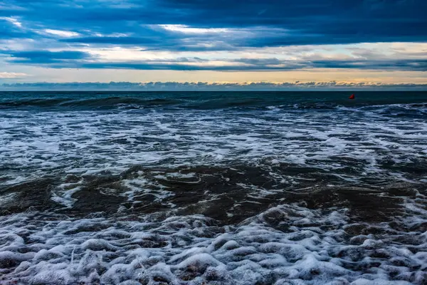Gürcistan 'da Karadeniz sahilinde dalgalar