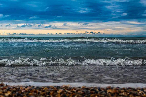 Karadeniz 'in güzel deniz manzarası. Gün batımında dalgalar ve deniz. Denizin kıyısı, gökyüzünün ufku.