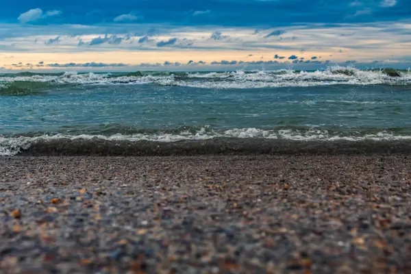Güneşli bir günde Karadeniz 'in dalgaları.