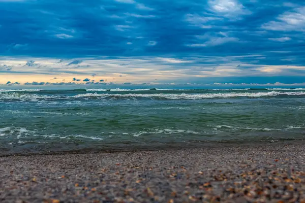 Bulutlu güzel deniz kıyısı
