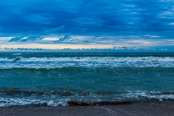 Akşamları Karadeniz 'de fırtına