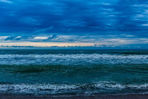 Fırtına ve fırtına bulutları denizin üzerinde