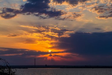 Denizin üzerinde güzel bir gün batımı
