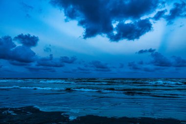 Denizin üzerinde güzel bir gün batımı