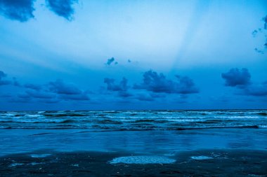 Akşamları Baltık Denizi 'nde gün batımı.