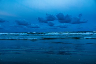 Okyanusun üzerinde dramatik günbatımı gökyüzü.