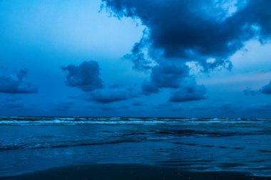 Deniz üzerinde dramatik fırtına ve fırtına bulutları