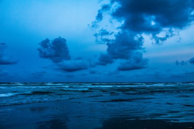 Sahilde güzel bir gün batımı