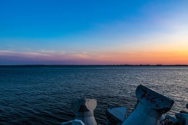 Gölün üzerinde güzel bir gün batımı