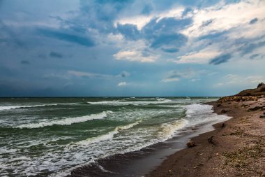 Denizin üzerinde güzel bir gün batımı.