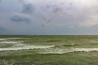 Denizde fırtına bulutları