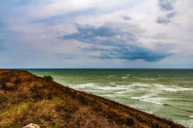 Deniz manzarası ve dalgalar kıyıda