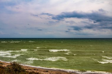 Sahildeki deniz dalgaları