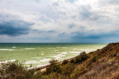 Bulutlu gökyüzü ile güzel bir manzara