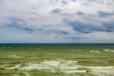 Deniz ve dalgalar bulutlu bir günde