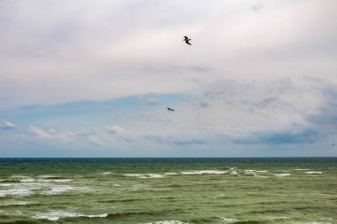 Deniz, gökyüzü ve bulutlar