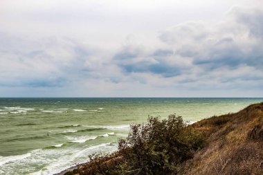 Bulutlu havada deniz kıyısı.