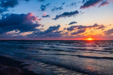 Baltık Denizi sahilinde gün batımı
