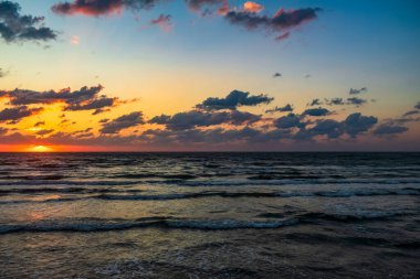 Bulutların Üzerinde Güzel Gün Doğumu