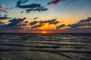 Sahilde gün batımı