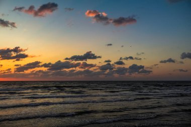 Denizin üzerinde güzel bir gün batımı
