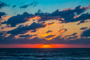 Bulutların üzerinde dramatik gün doğumu