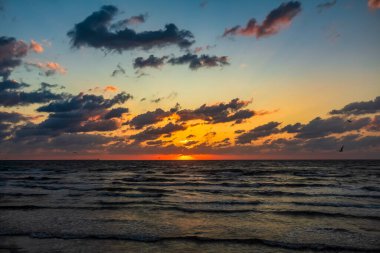 Sahilde güzel bir gün batımı. doğa arkaplanı.