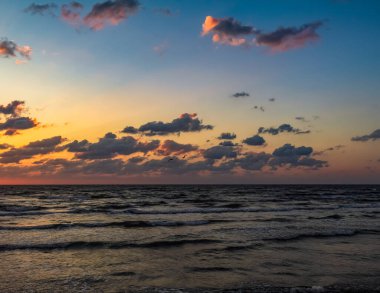 Gölün üzerinde güzel bir gün batımı