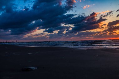 Denizin üzerinde gün batımı.