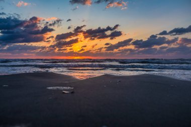 Denizde güzel bir gün batımı