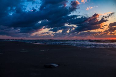 Sahilde güzel bir gün batımı