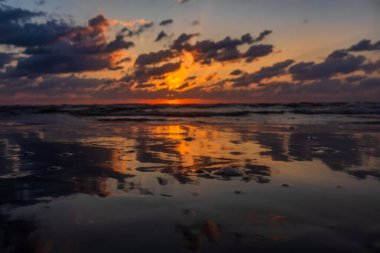 Gölün üzerinde güzel bir gün batımı