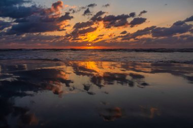 Denizin üzerinde gün batımı