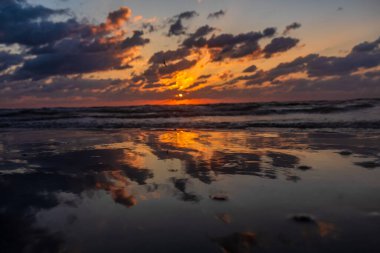 Sahilde gün batımı