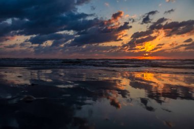Sahilde güzel bir gün batımı