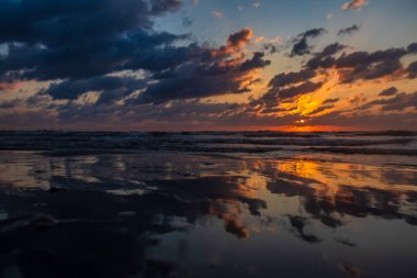 Gölün üzerinde güzel bir gün batımı