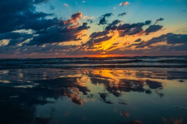 Baltık Denizi üzerinde dramatik günbatımı, Polonya