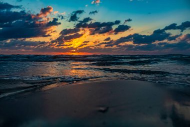 güzel gün batımı göl üzerinde