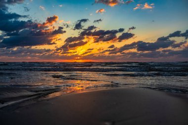 Denizin üzerinde güzel bir gün batımı