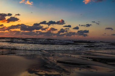 Denizin üzerinde güzel bir gün batımı