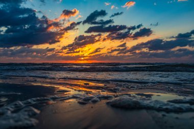 Deniz kıyısında gün batımı