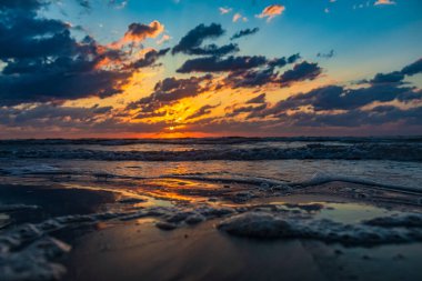 Denizde güzel gün batımı.