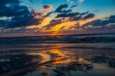 Denizin üzerinde güzel bir gün batımı