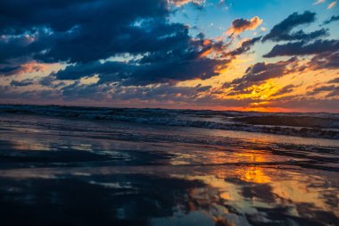 Sahilde gün batımı