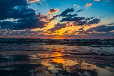 Bulutların üzerinde gün doğumu, güzel gün batımı