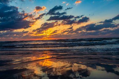 Denizde gün doğumu