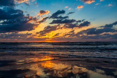 Denizin üzerinde güzel bir gün batımı