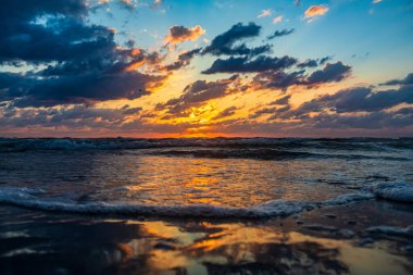 Baltık Denizi üzerinde dramatik gün batımı. Güzel deniz manzarası
